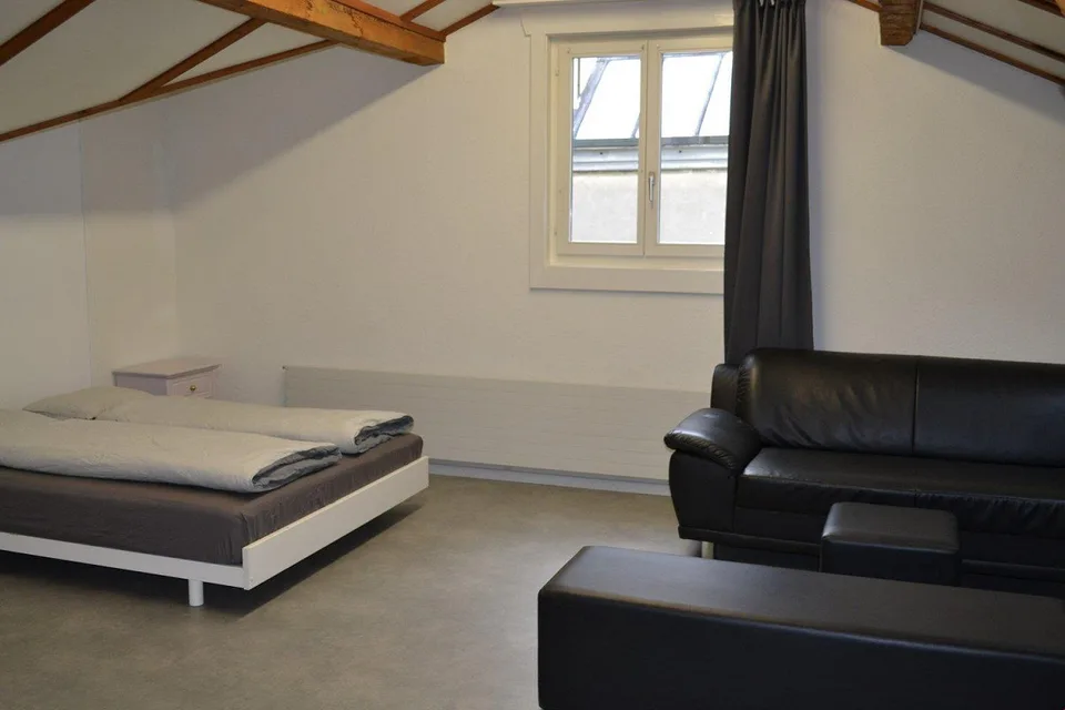 Grande chambre partiellement meublée à louer au centre d'Altdorf