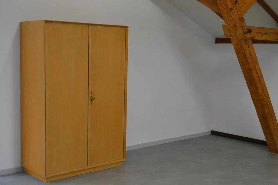 Grande chambre partiellement meublée à louer au centre d'Altdorf