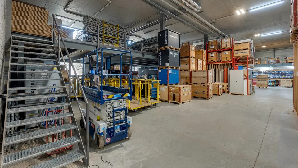 Proprietà rappresentativa per commercio, logistica e ufficio