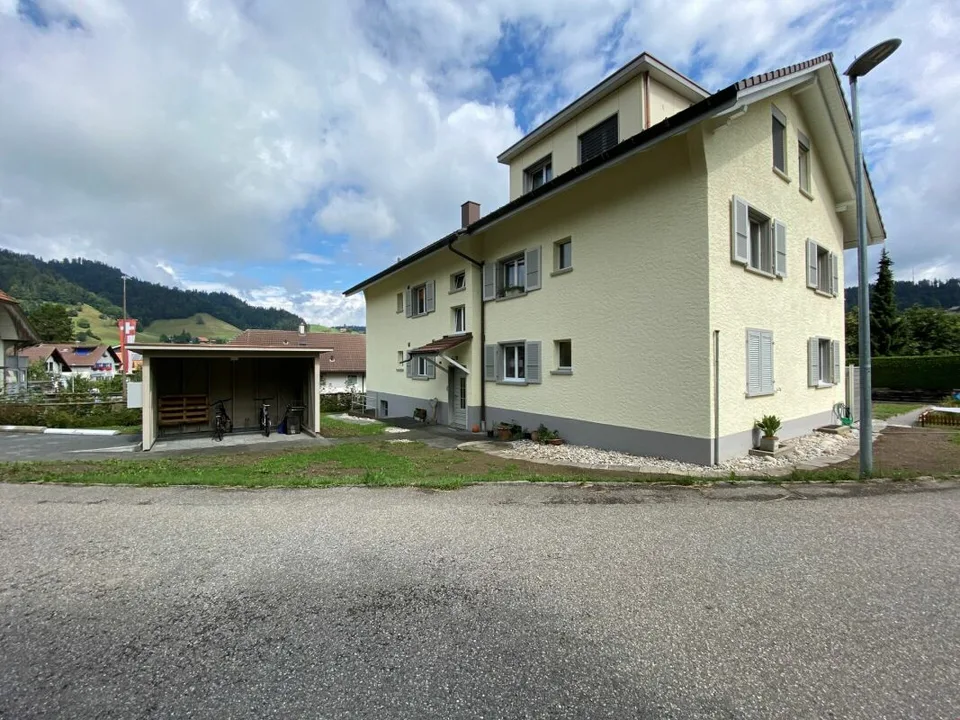 3-Bedroom Apartment with Seating Area
