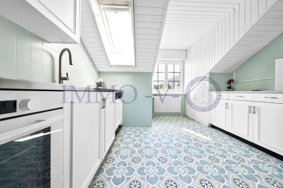 SPACIEUX ATTIQUE RENOVE AVEC CACHET AVEC BALCON-TERASSE VUE LAC