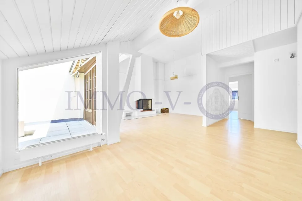 SPACIEUX ATTIQUE RENOVE AVEC CACHET AVEC BALCON-TERASSE VUE LAC