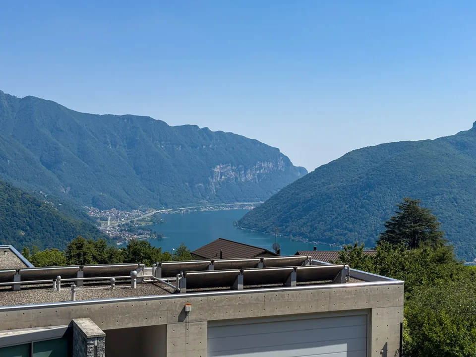 Villa mit Garten und offenem Blick auf den Luganersee in Carona