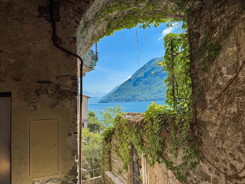 Haus mit Seeblick zur Renovierung mit genehmigter Lizenz in Gandria
