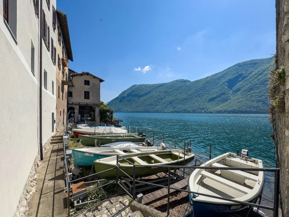 Haus mit Seeblick zur Renovierung mit genehmigter Lizenz in Gandria