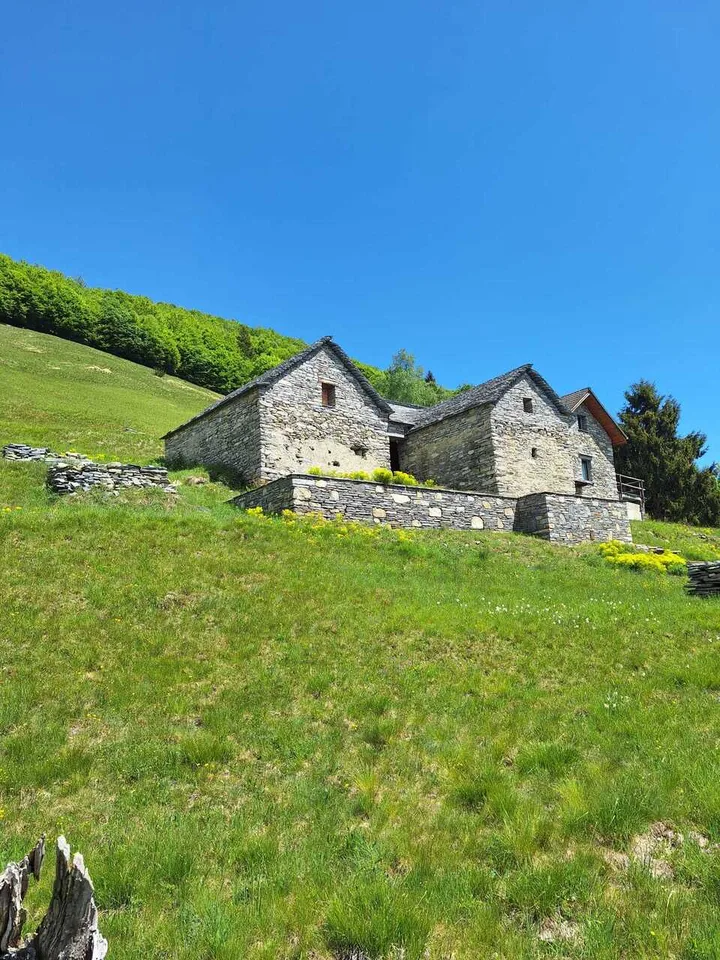 MONTI DI COMINO - Propriété rustique à rénover avec permis de construire approuvé