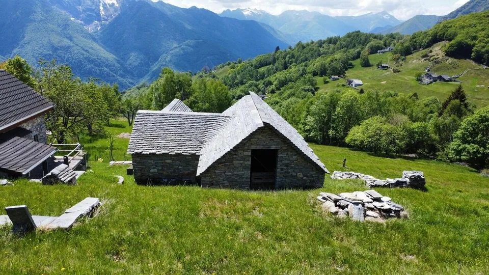 MONTI DI COMINO - Propriété rustique à rénover avec permis de construire approuvé