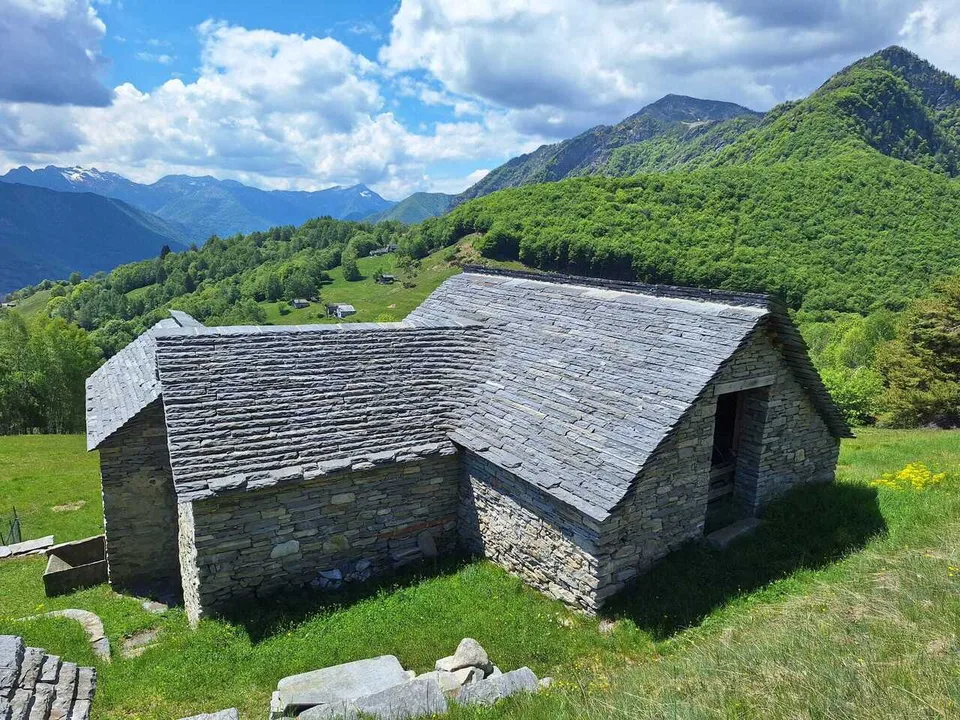 MONTI DI COMINO - Propriété rustique à rénover avec permis de construire approuvé