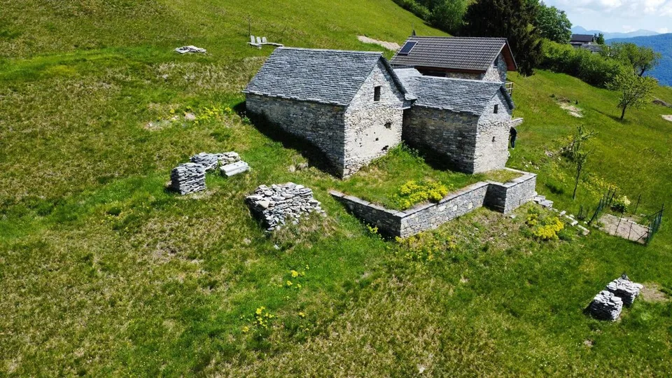 MONTI DI COMINO - Propriété rustique à rénover avec permis de construire approuvé