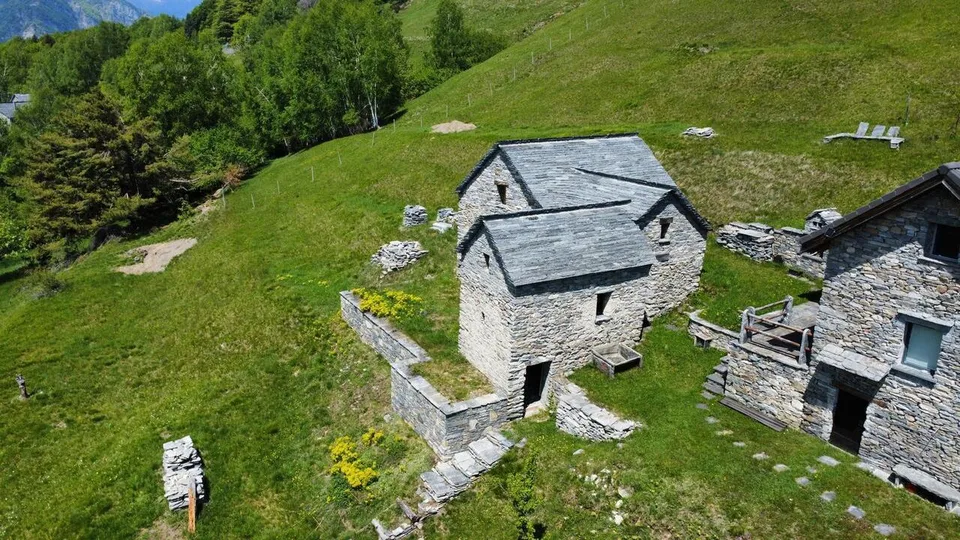 MONTI DI COMINO - Propriété rustique à rénover avec permis de construire approuvé
