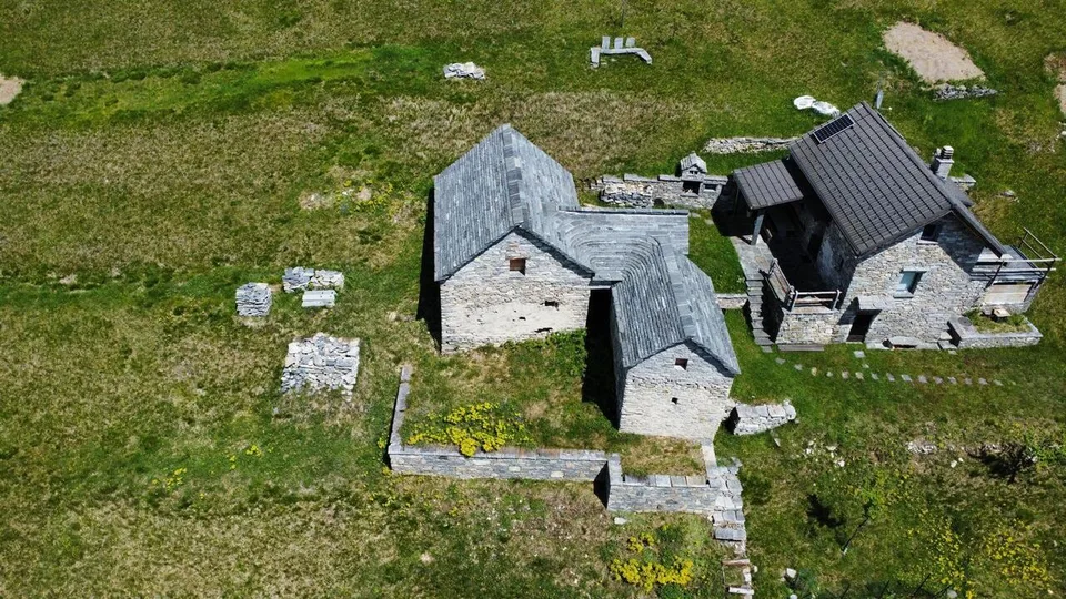 MONTI DI COMINO - Propriété rustique à rénover avec permis de construire approuvé