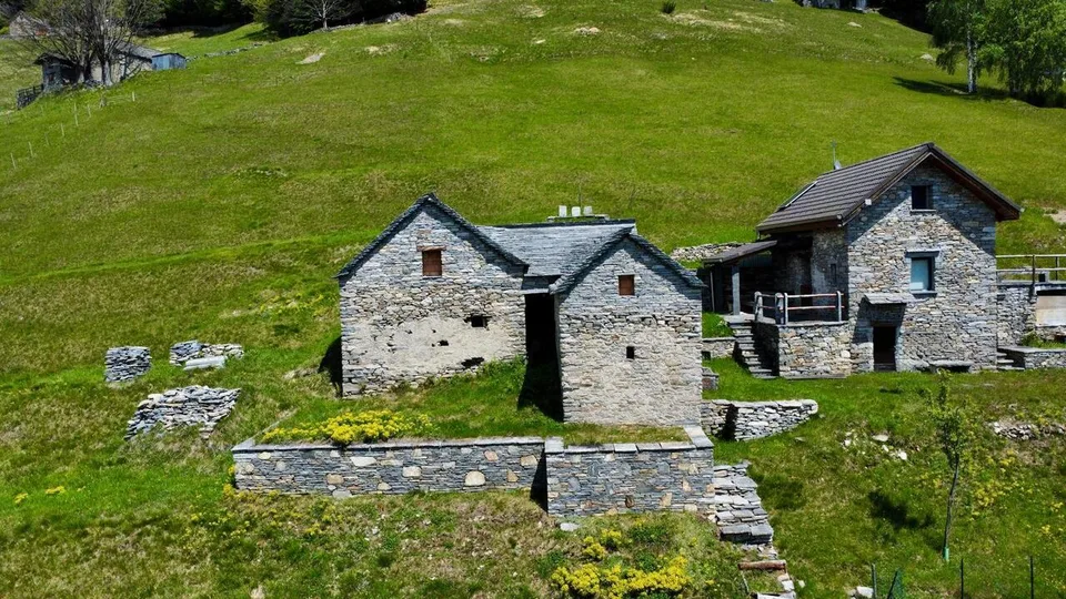 MONTI DI COMINO - Propriété rustique à rénover avec permis de construire approuvé