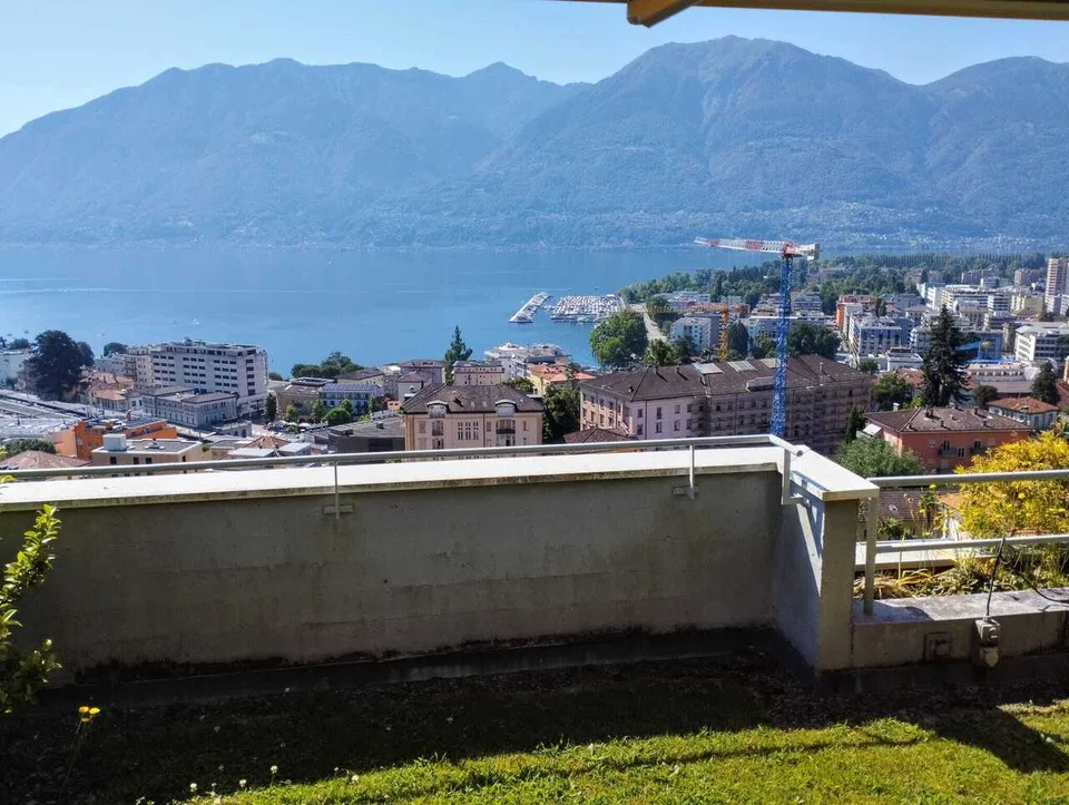 MURALTO - Elegante appartamento con piscina privata e super vista lago