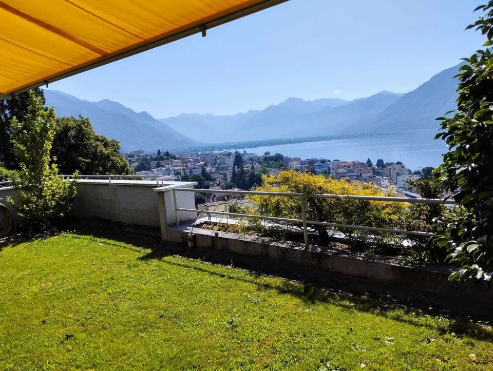 MURALTO - Elegante appartamento con piscina privata e super vista lago