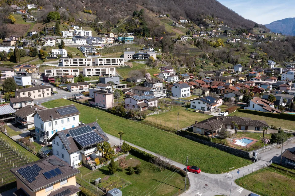 CUGNASCO-GERRA - Wir verkaufen ein Grundstück von 1'912 qm mit Projekt für 6 Villen