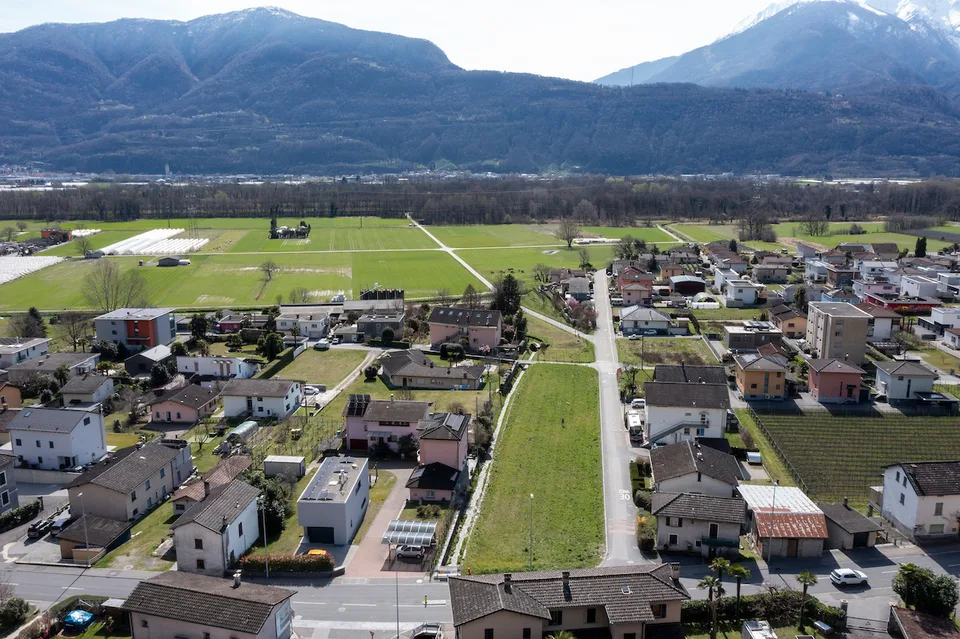 CUGNASCO-GERRA - Wir verkaufen ein Grundstück von 1'912 qm mit Projekt für 6 Villen