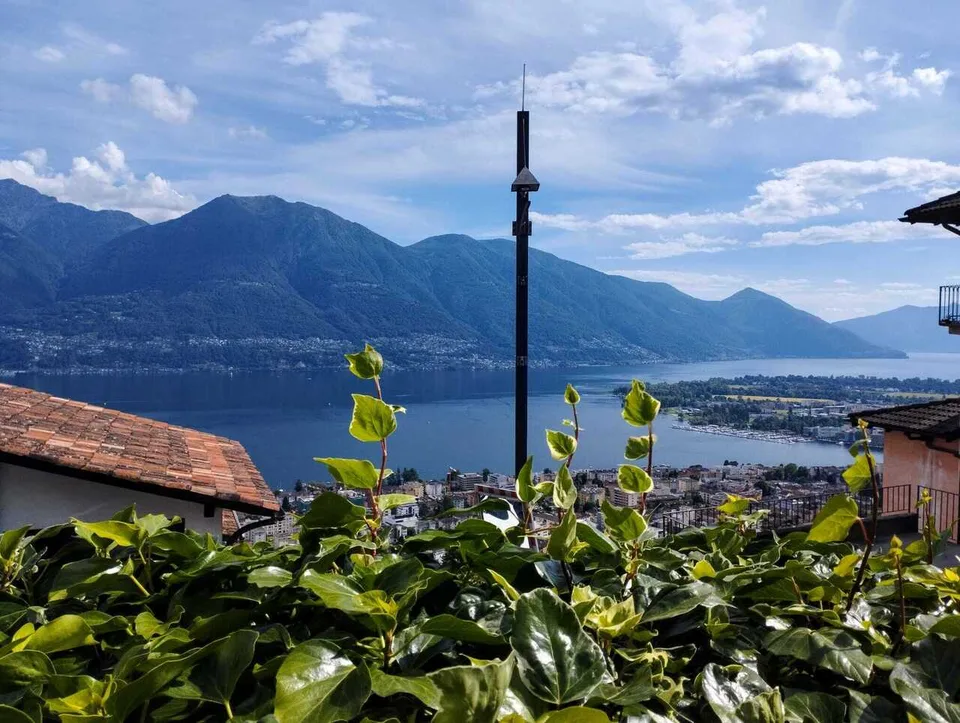 BRIONE SOPRA MINUSIO - Typisches Tessiner Haus mit atemberaubendem Seeblick