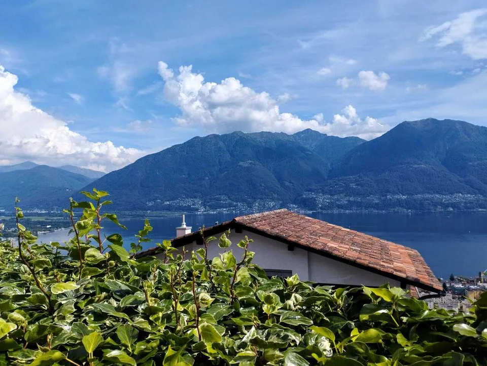 BRIONE SOPRA MINUSIO - Typisches Tessiner Haus mit atemberaubendem Seeblick