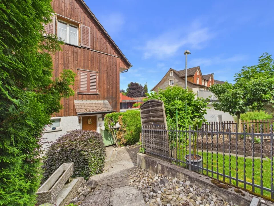 Familienfreundliches 5.5 Zimmer-Reihenhaus mit viel Platz und sonnigem Aussenbereich
