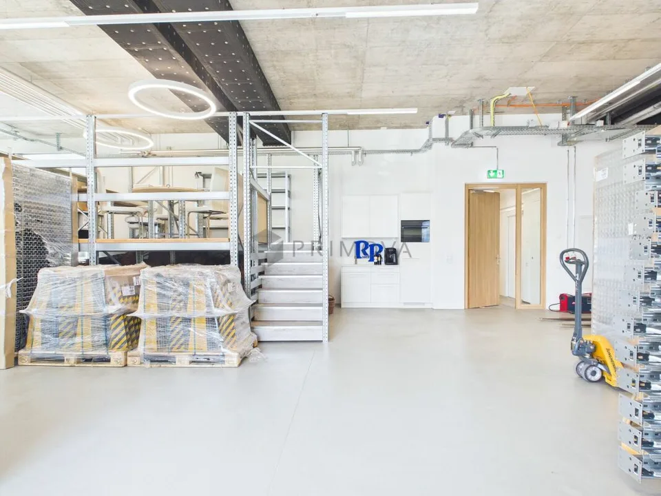 Beaucoup d'espace pour vos visions : Espace polyvalent presque neuf au cœur de Buchrain