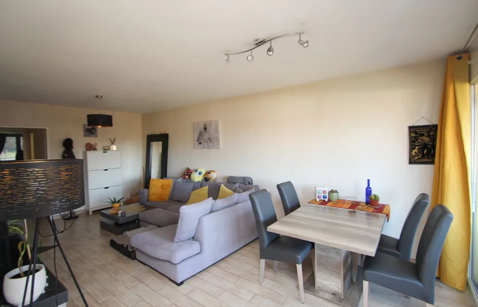 Charmanter Apartment 3.5 Zimmer mit Balkon - 1. Stock