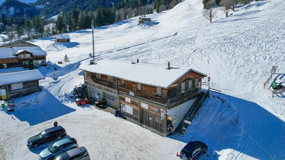 Ristorante `Pintli` con appartamento per gli ospiti
