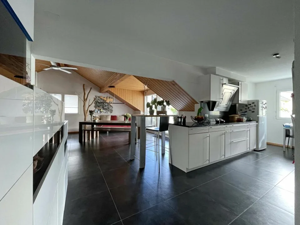Appartamento duplex in attico di 5,5 locali in un'oasi di verde