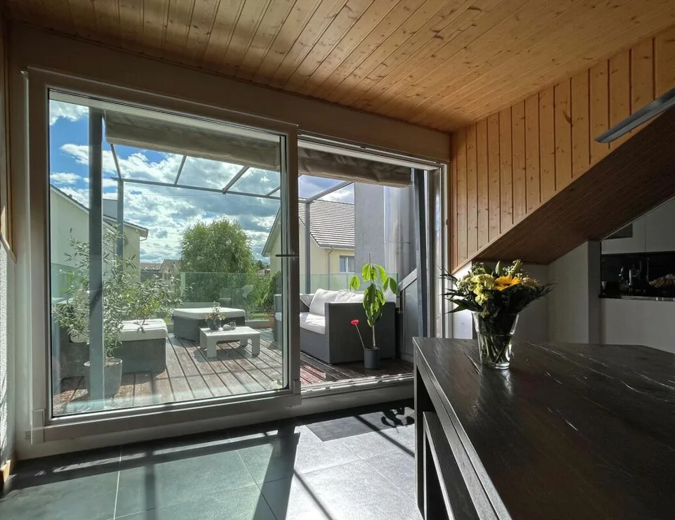 Appartamento duplex in attico di 5,5 locali in un'oasi di verde