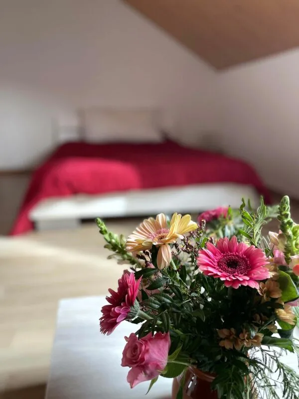 Appartamento duplex in attico di 5,5 locali in un'oasi di verde