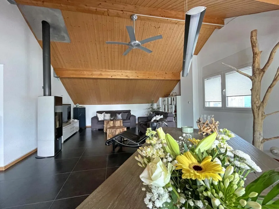 Appartamento duplex in attico di 5,5 locali in un'oasi di verde