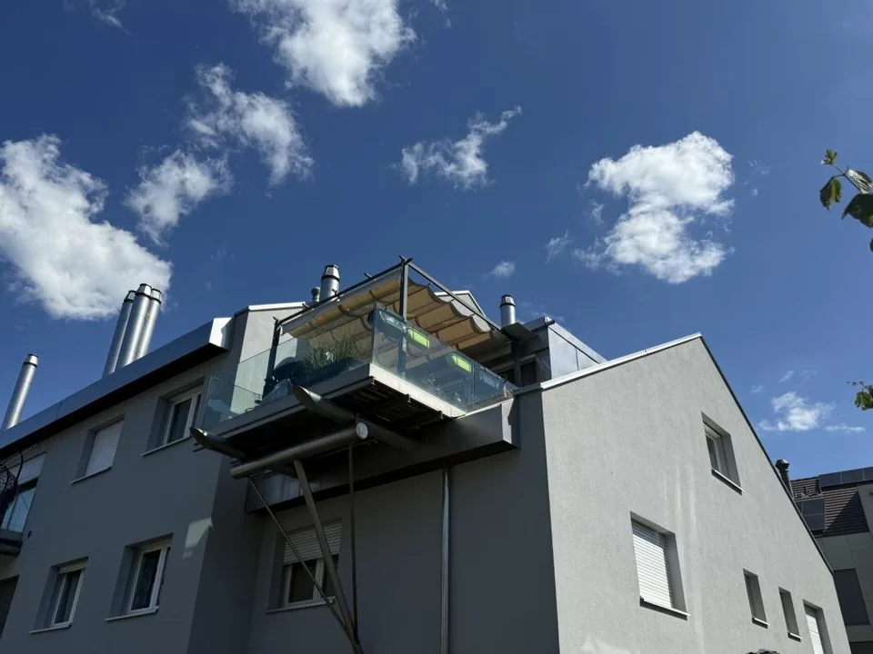 Appartamento duplex in attico di 5,5 locali in un'oasi di verde