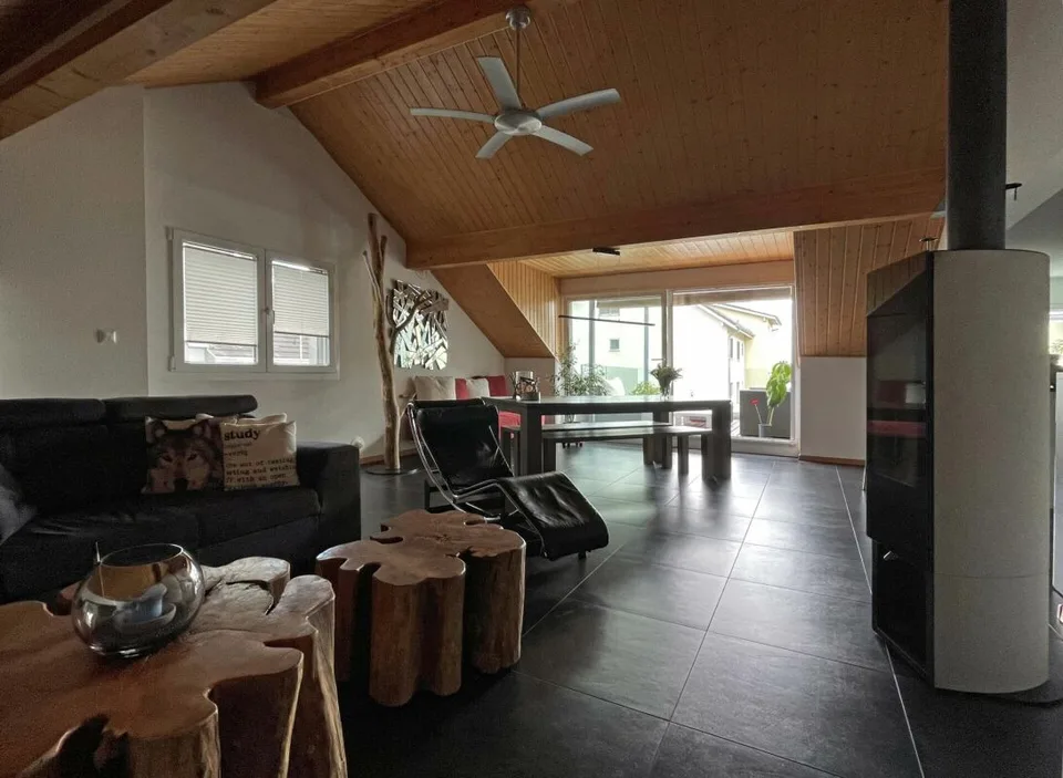 Appartamento duplex in attico di 5,5 locali in un'oasi di verde