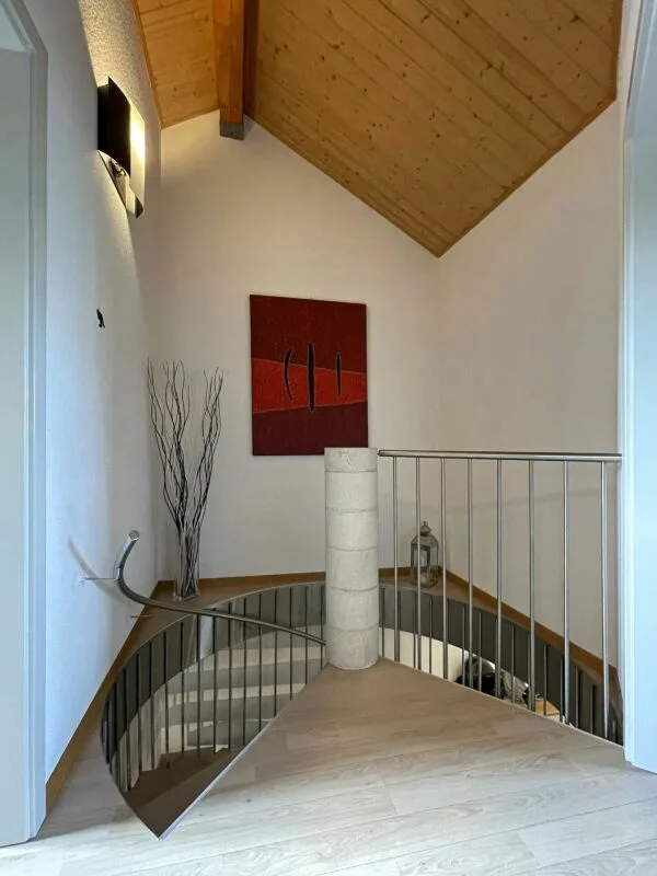 Appartamento duplex in attico di 5,5 locali in un'oasi di verde