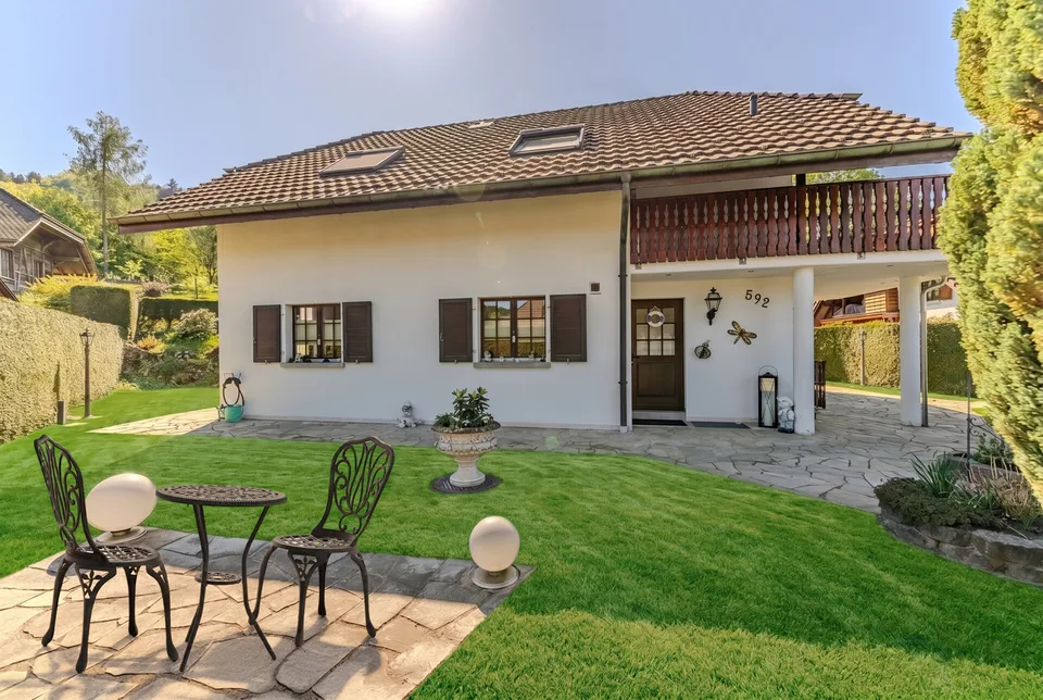 5.5 Zimmer Einfamilienhaus im Landhausstil mit grossem Umschwung