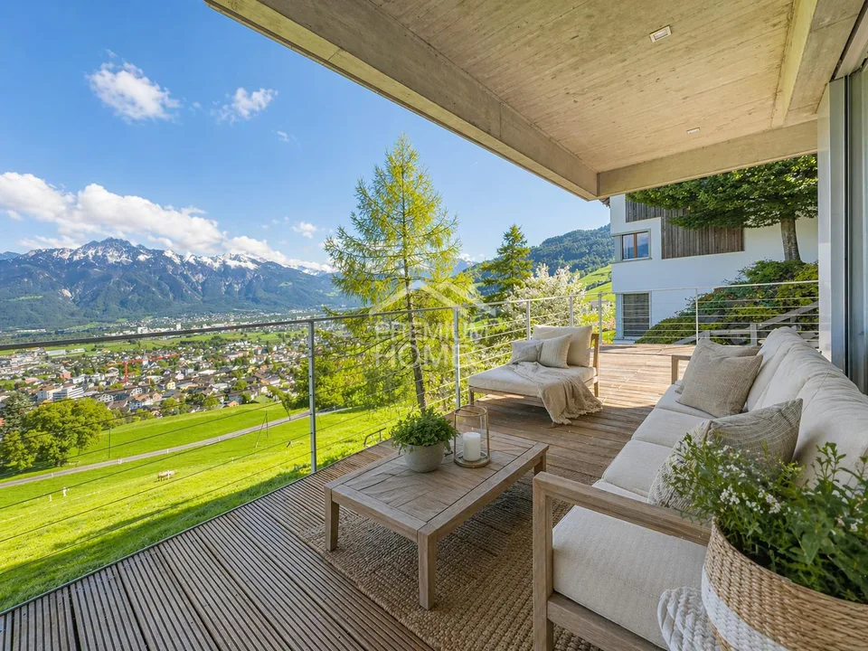 SPACE FOR LIVING WITH UNOBSTRUCTED VIEWS