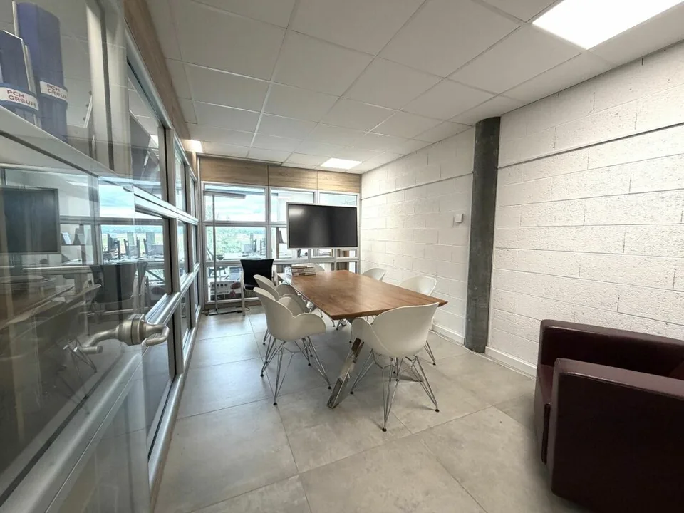 Bureau spacieux avec espace conférence à louer