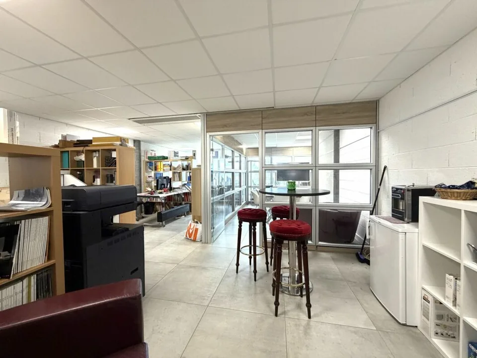 Bureau spacieux avec espace conférence à louer