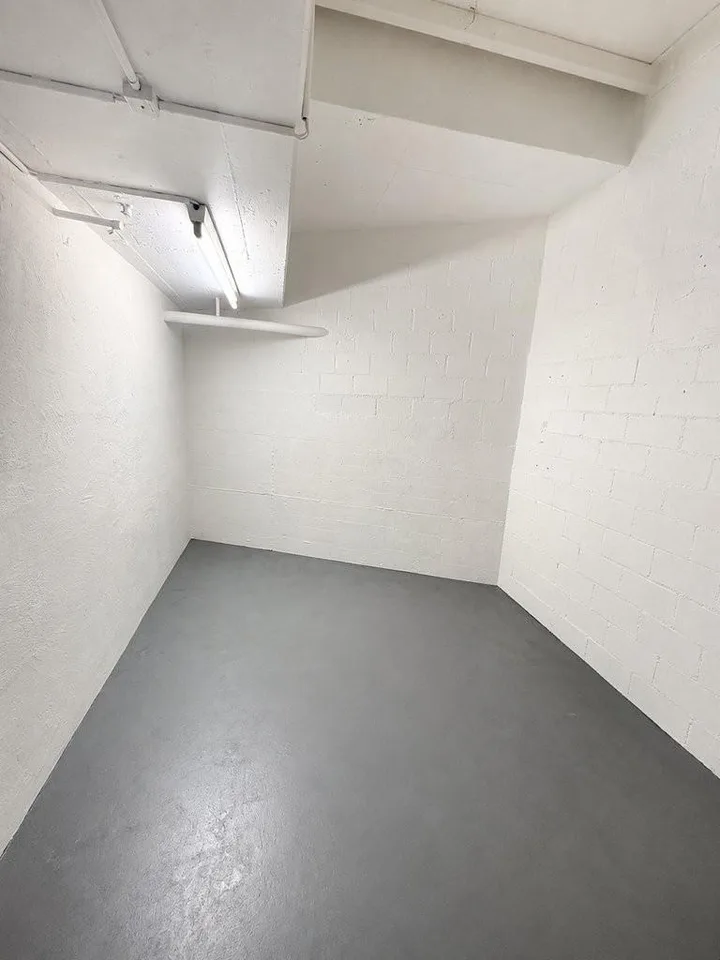 Large storage room in Oerlikon with wet cell and wardrobe