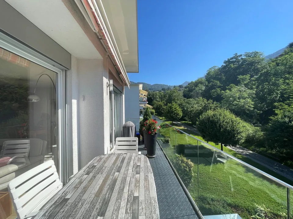 PER INVESTITORI: APPARTAMENTO AFFITTATO DI 5,5 LOCALI IN UN QUARTIERE MOLTO TRANQUILLO CON UNA BELLA VISTA