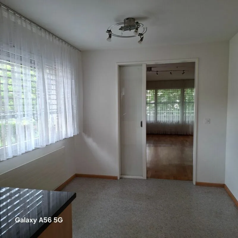Appartamento di 3,5 locali con balcone e EHP incluso in posizione centrale