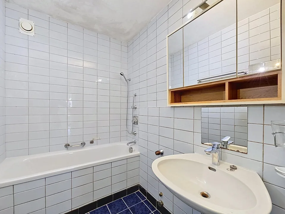 Wohnung mit 4 Zimmern zur Renovierung in der Nähe des Sees