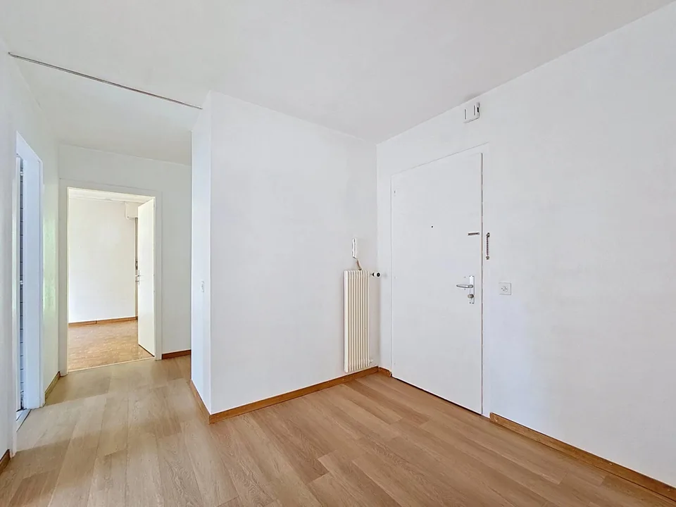 Wohnung mit 4 Zimmern zur Renovierung in der Nähe des Sees