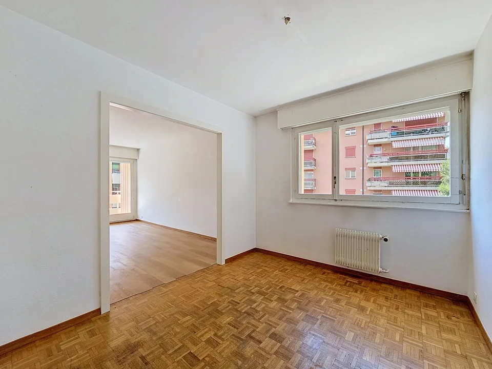 Wohnung mit 4 Zimmern zur Renovierung in der Nähe des Sees