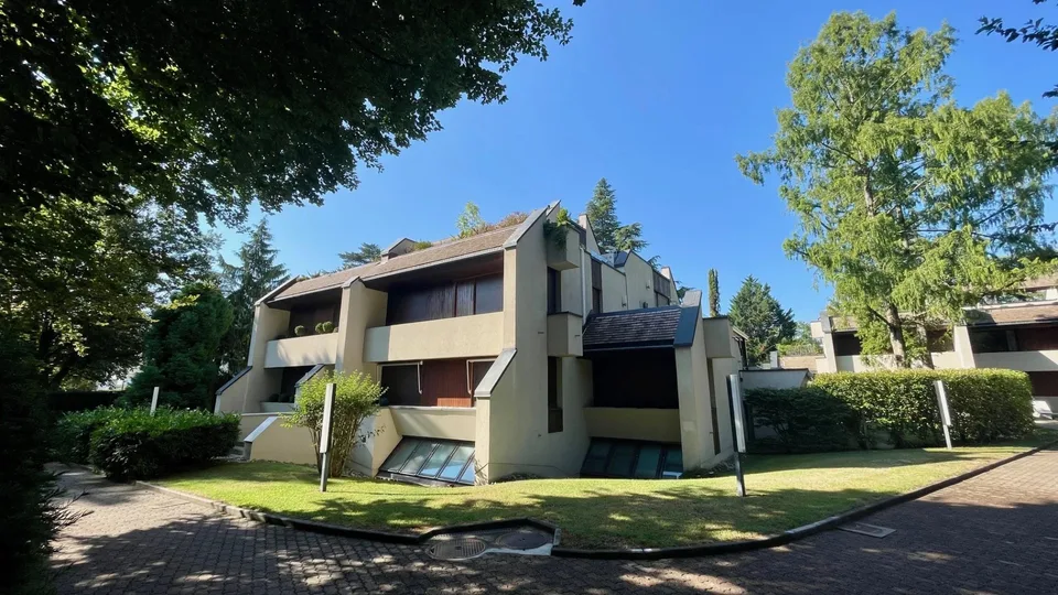 Exceptional attic duplex with panoramic terraces and private park.