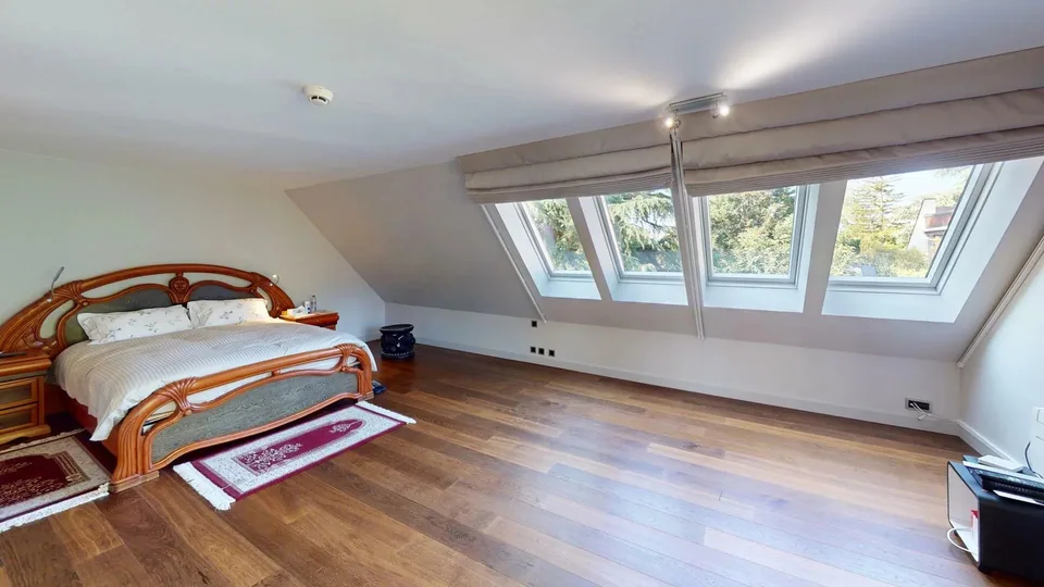Exceptional attic duplex with panoramic terraces and private park.