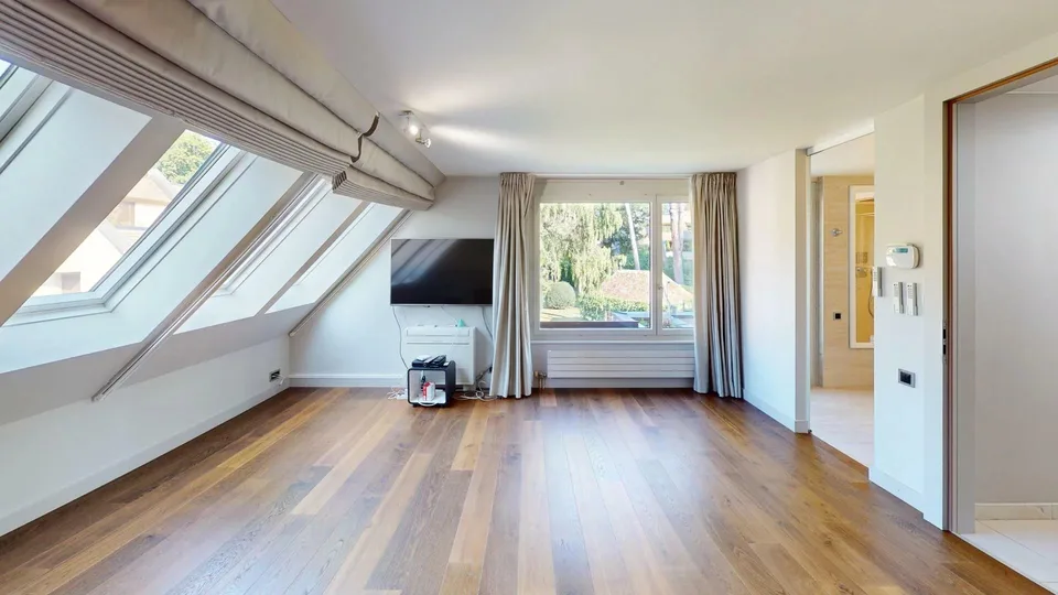 Exceptional attic duplex with panoramic terraces and private park.