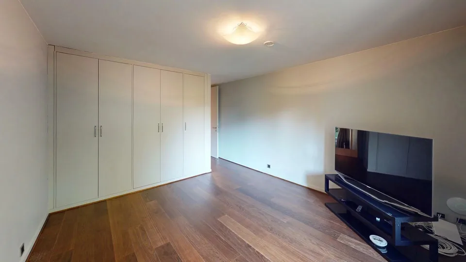Exceptional attic duplex with panoramic terraces and private park.