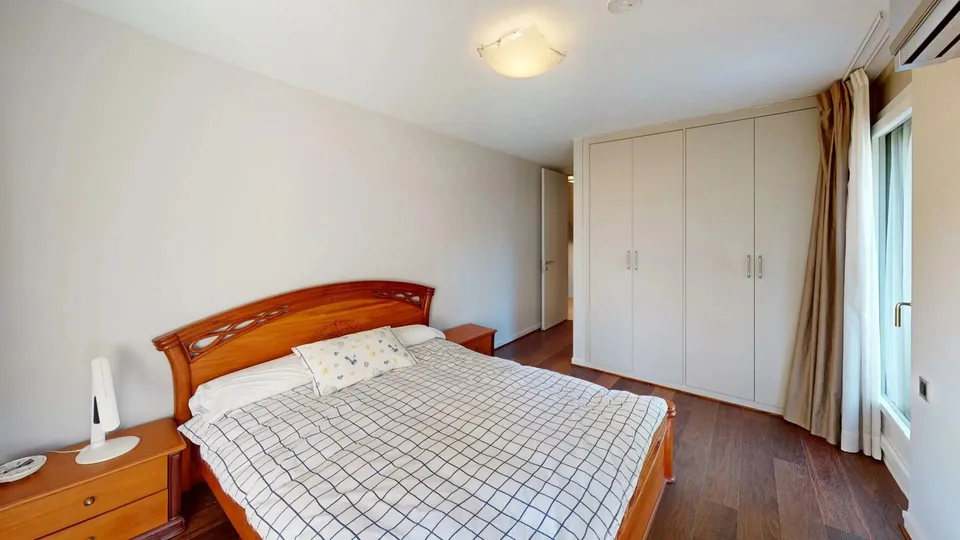 Exceptional attic duplex with panoramic terraces and private park.