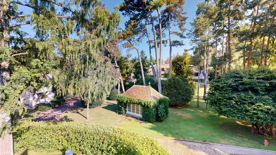Exceptional attic duplex with panoramic terraces and private park.