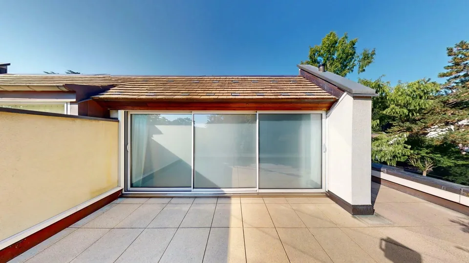 Exceptional attic duplex with panoramic terraces and private park.